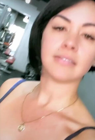 Hot Imaray Ulloa Shows Cleavage in Sport Bra in the Sports Club