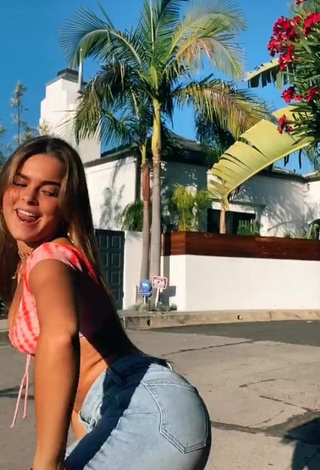 4. Cute Giulia Amato Shows Cleavage in Crop Top and Bouncing Tits