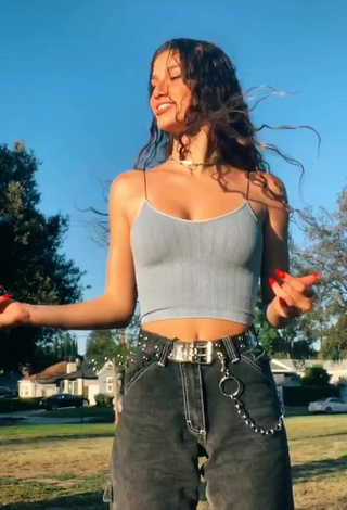 3. Amazing Sydney Vézina Shows Cleavage in Hot Grey Crop Top and Bouncing Boobs