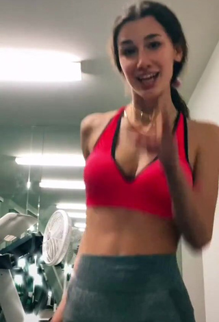 4. Sexy Sydney Vézina Shows Cleavage in Red Sport Bra