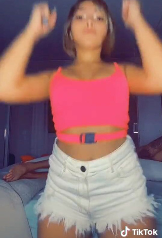 3. Sexy Taynara Cabral Shows Cleavage in Pink Crop Top