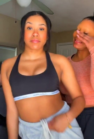 1. Hot Thyri Frazier Shows Cleavage in Black Sport Bra and Bouncing Tits