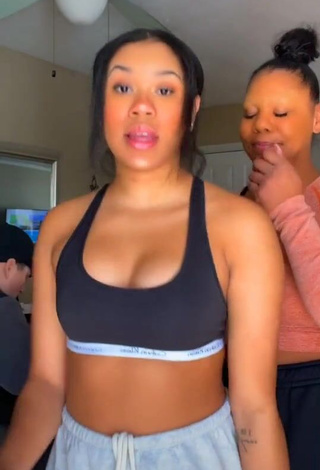 3. Hot Thyri Frazier Shows Cleavage in Black Sport Bra and Bouncing Tits