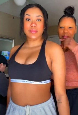 4. Hot Thyri Frazier Shows Cleavage in Black Sport Bra and Bouncing Tits