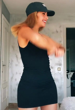 Hot Victoria Caro Shows Cleavage in Black Dress