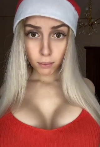 Sexy Viksaro Shows Cleavage and Bouncing Big Tits