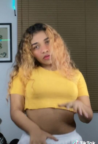 Hot Fabiola in Crop Top