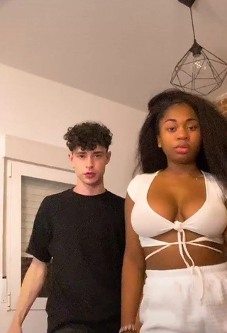 3. Hot Tania Fernández Shows Cleavage in White Crop Top and Bouncing Big Boobs