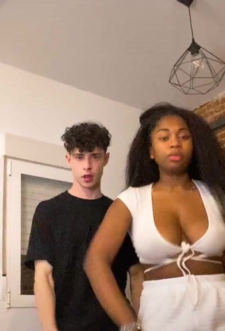 4. Hot Tania Fernández Shows Cleavage in White Crop Top and Bouncing Big Boobs