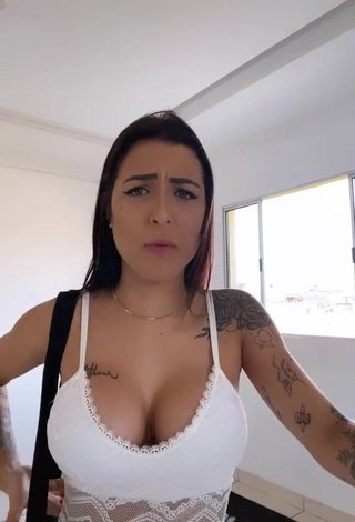 Sexy Amanda Ferreira Shows Cleavage in White Top