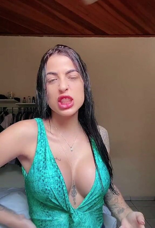 1. Desirable Amanda Ferreira Shows Cleavage in Green Top