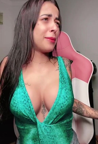 Hot Amanda Ferreira Shows Cleavage in Green Top