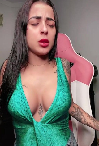 4. Hot Amanda Ferreira Shows Cleavage in Green Top