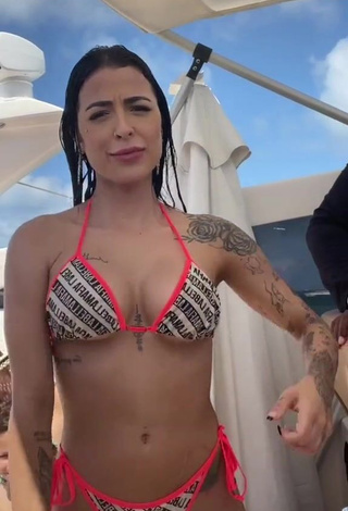 1. Sexy Amanda Ferreira Shows Cleavage in Bikini