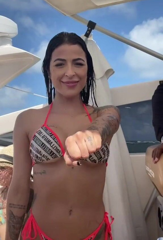 Sexy Amanda Ferreira Shows Cleavage in Bikini