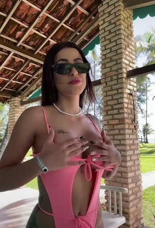 Hot Amanda Ferreira Shows Cleavage in Pink Swimsuit