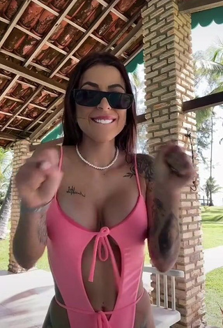 3. Hot Amanda Ferreira Shows Cleavage in Pink Swimsuit