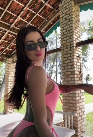 4. Hot Amanda Ferreira Shows Cleavage in Pink Swimsuit