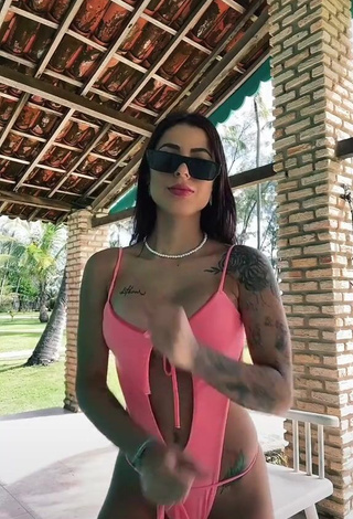 1. Sexy Amanda Ferreira Shows Cleavage in Pink Swimsuit