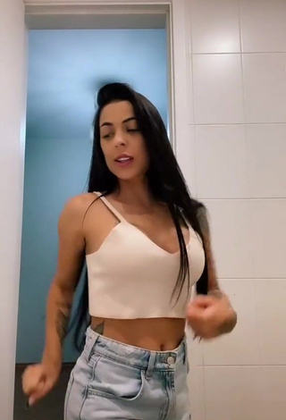 Desirable Amanda Ferreira Shows Cleavage in White Crop Top