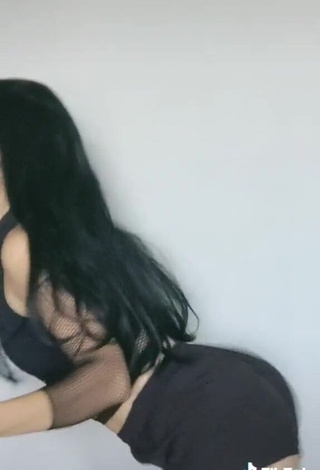 4. Sexy Anny Kelly Almeida in Black Crop Top while Twerking