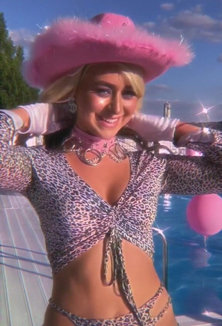 4. Hot Bad Barbie Shows Cleavage in Leopard Crop Top at the Pool