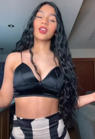 1. Seductive Barbara Ramirez Shows Cleavage in Black Crop Top