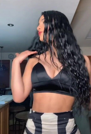 Seductive Barbara Ramirez Shows Cleavage in Black Crop Top