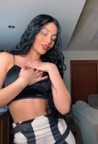 3. Seductive Barbara Ramirez Shows Cleavage in Black Crop Top