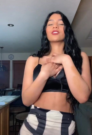 4. Seductive Barbara Ramirez Shows Cleavage in Black Crop Top