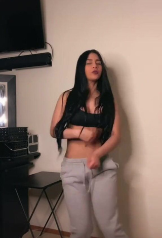 4. Hottie Barbara Ramirez Shows Cleavage in Black Crop Top