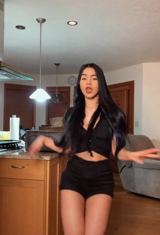 4. Amazing Barbara Ramirez Shows Cleavage in Hot Black Crop Top