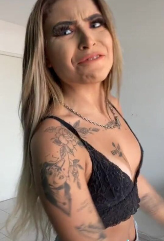 4. Sweetie Bárbara in Black Crop Top