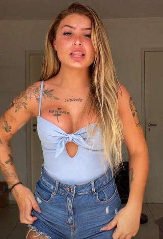 Hot Bárbara Shows Cleavage in Blue Top