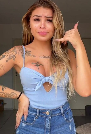 1. Sexy Bárbara Shows Cleavage in Blue Top