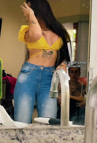 Erotic Bárbara Shows Cleavage in Crop Top