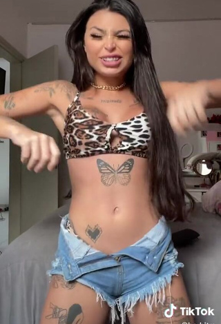 3. Sexy Bárbara Shows Cleavage in Leopard Crop Top