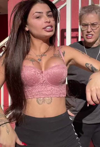 4. Gorgeous Bárbara Shows Cleavage in Alluring Pink Crop Top