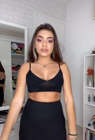 3. Sexy Bela Almada Shows Cleavage in Black Crop Top and Bouncing Tits