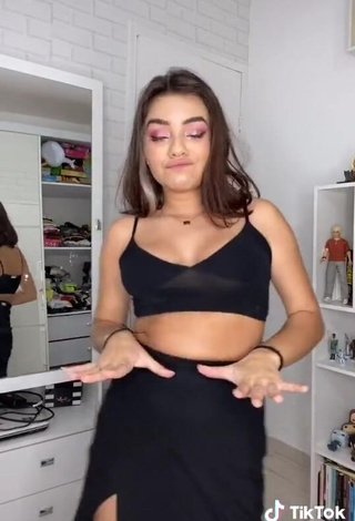 4. Sexy Bela Almada Shows Cleavage in Black Crop Top and Bouncing Tits