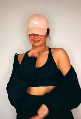 1. Hot Bianca Umali Shows Cleavage in Black Crop Top