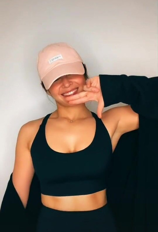 3. Hot Bianca Umali Shows Cleavage in Black Crop Top