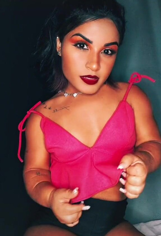 1. Hot Dayanne Gomes in Pink Crop Top