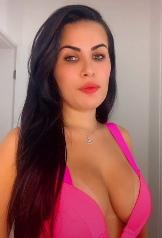 Dine Azevedo Shows her Hot Cleavage