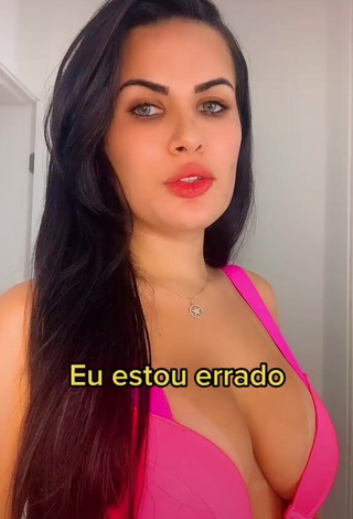 3. Dine Azevedo Shows her Hot Cleavage