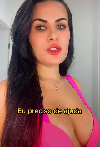 4. Dine Azevedo Shows her Hot Cleavage