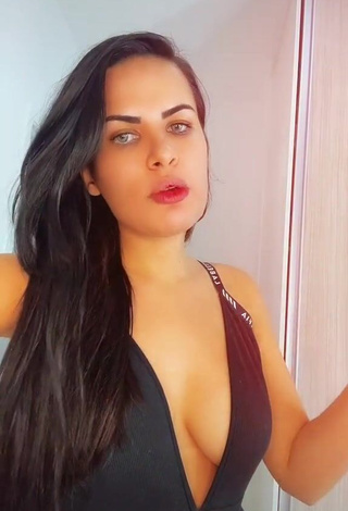 Dine Azevedo Demonstrates Wonderful Cleavage