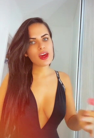 4. Dine Azevedo Demonstrates Wonderful Cleavage