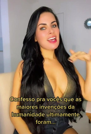 1. Hot Dine Azevedo Shows Cleavage in Top