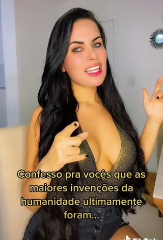 3. Hot Dine Azevedo Shows Cleavage in Top